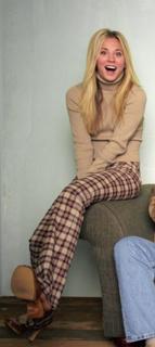 Kaley Cuoco's Feet (103190)