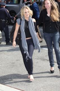 Kaley Cuoco's Feet (132985)