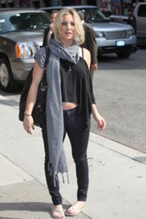 Kaley Cuoco's Feet (132986)