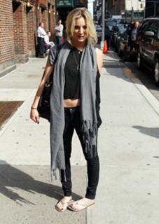 Kaley Cuoco's Feet (132988)