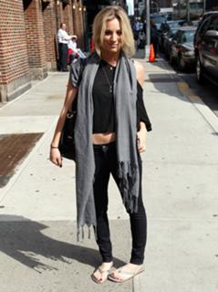 Kaley Cuoco's Feet (132990)