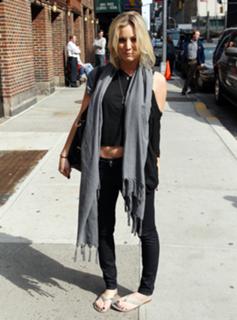 Kaley Cuoco's Feet (132992)