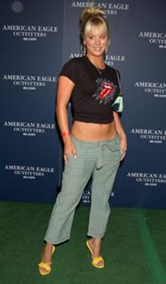 Kaley Cuoco's Feet (168095)