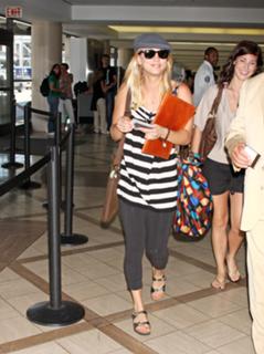 Kaley Cuoco's Feet (66638)